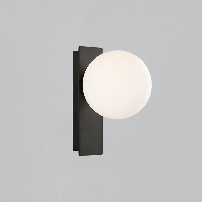 Applique da parete led nera con sfera di vetro opale
