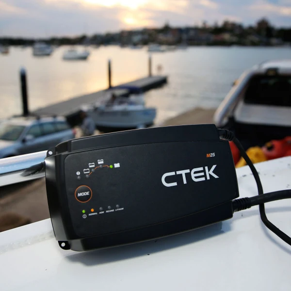 Caricabatterie CTEK M25